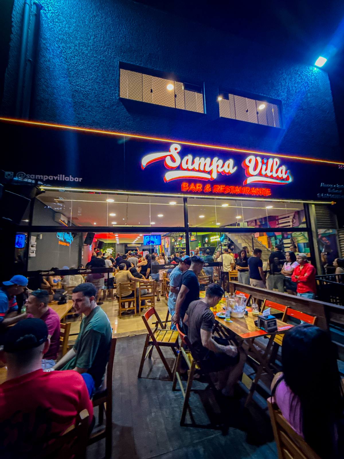 Fachada do Sampa Villa à noite
